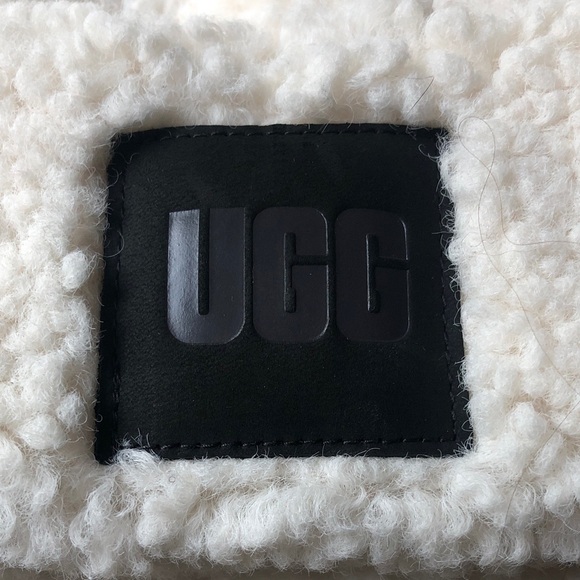 NWT UGG Women's Cream Sherpa Hat - Picture 2 of 8